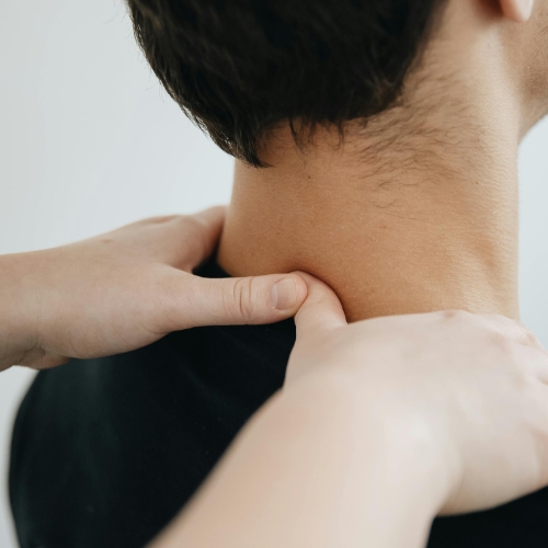 A Conmov oferece sessões de Osteopatia, conduzidas individualmente, uma concepção diagnóstica e terapêutica manual das disfunções de mobilidade articular e tecidual em geral. 