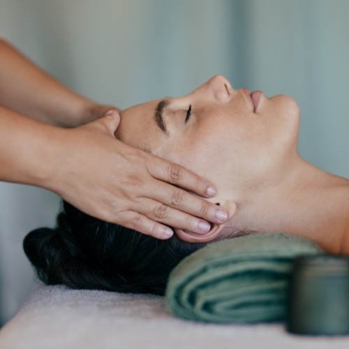 A Conmov oferece a Terapia Crânio Sacral, realizada de forma manual, sem o uso de equipamentos, para que o paciente sinta um grande relaxamento após as sessões e sinta-se aliviado dos sintomas.