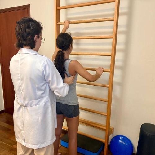 A Conmov oferece tratamento para a Escoliose, condição que vai muito além de uma alteração na coluna, uma condição tridimensional, que envolve não só a estrutura da coluna mas para muitas pessoas, ela impacta diretamente o dia a dia.